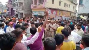 परिजनों ने सड़क जाम कर किया प्रदर्शन