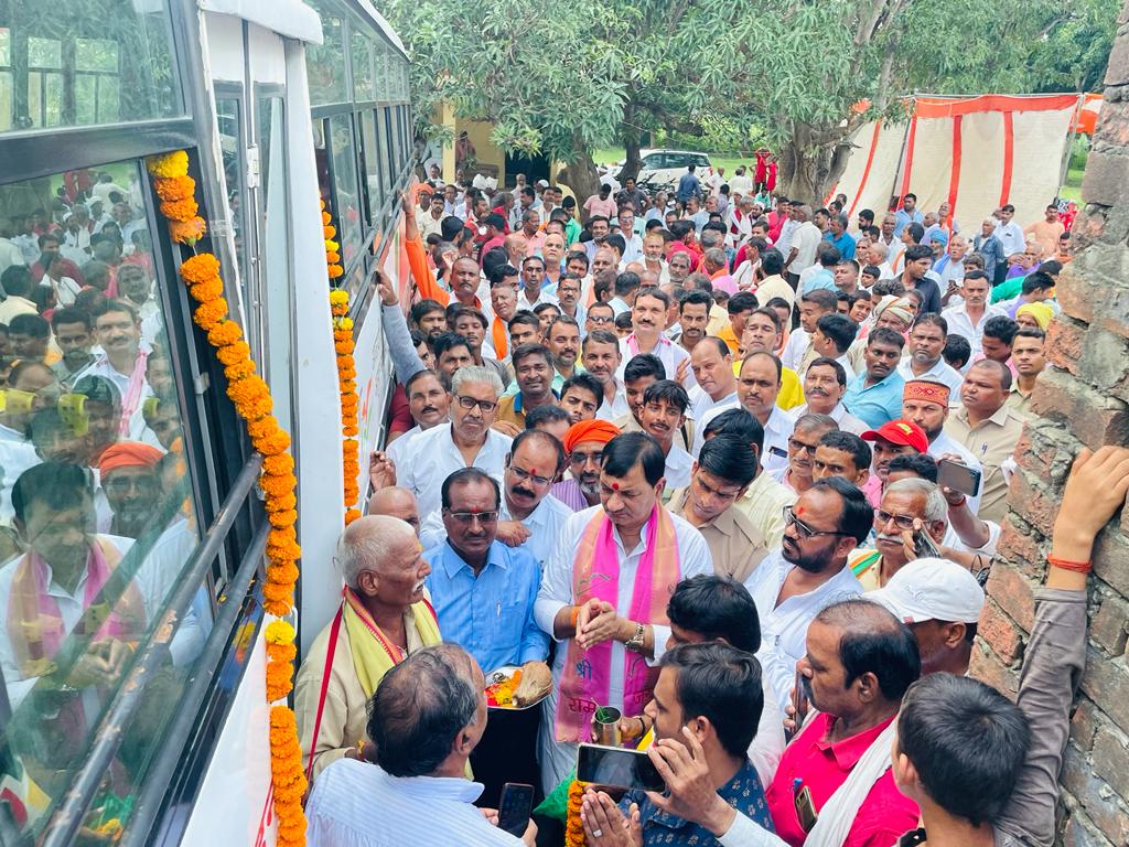 दिल्ली तक जाने वाली बस का उद्घाटन करते गौरा विधायक प्रभात वर्मा।