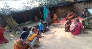 नवाबगंज में झोलाछाप डॉक्टर की हत्या के बाद रोते बिलखते परिजन