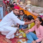 गौरा चौकी में नवमी के अवसर सपा नेता अमर यादव ने सैकड़ो कन्याओं को कराया भोजन,लिया आशीर्वाद