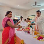छपिया में आंगनबाड़ी कार्यकत्रियों को वितरित किए गए स्मार्ट फोन