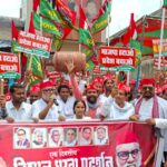 महंगाई के खिलाफ सपा का प्रदर्शन, गैस सिलेंडर सिर पर रखकर किया विरोध, नायब तहसीलदार को सौंपा ज्ञापन